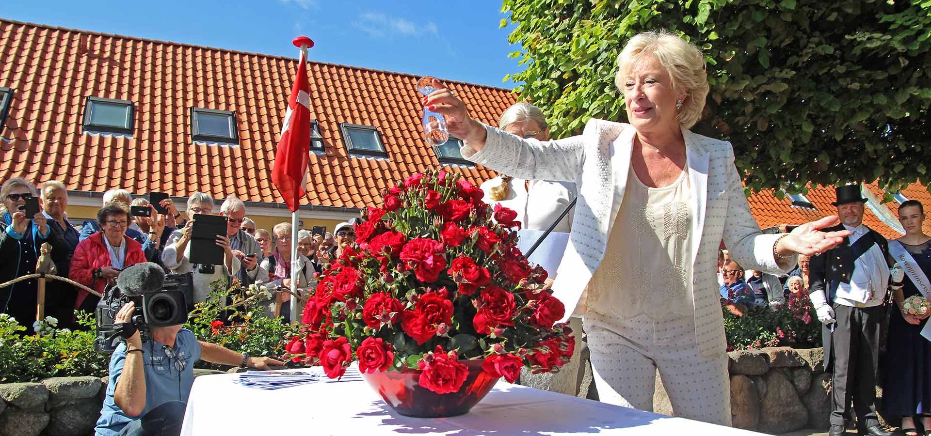 Birthe Kjær døber roserne i champagne til årets Rosenfestival