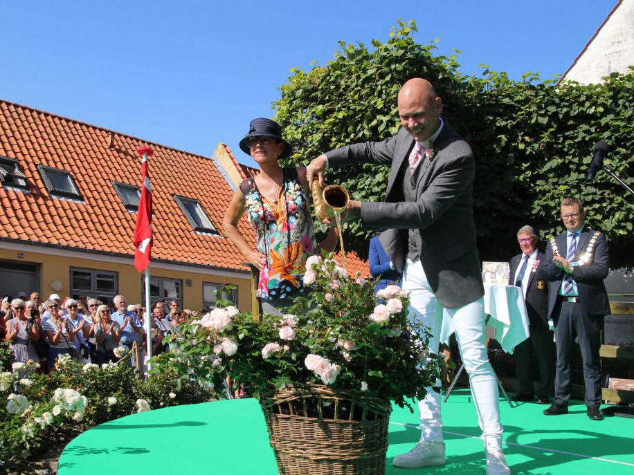Jim Lyngvild døber en rose i år 2019 til Rosenfestival i Bogense