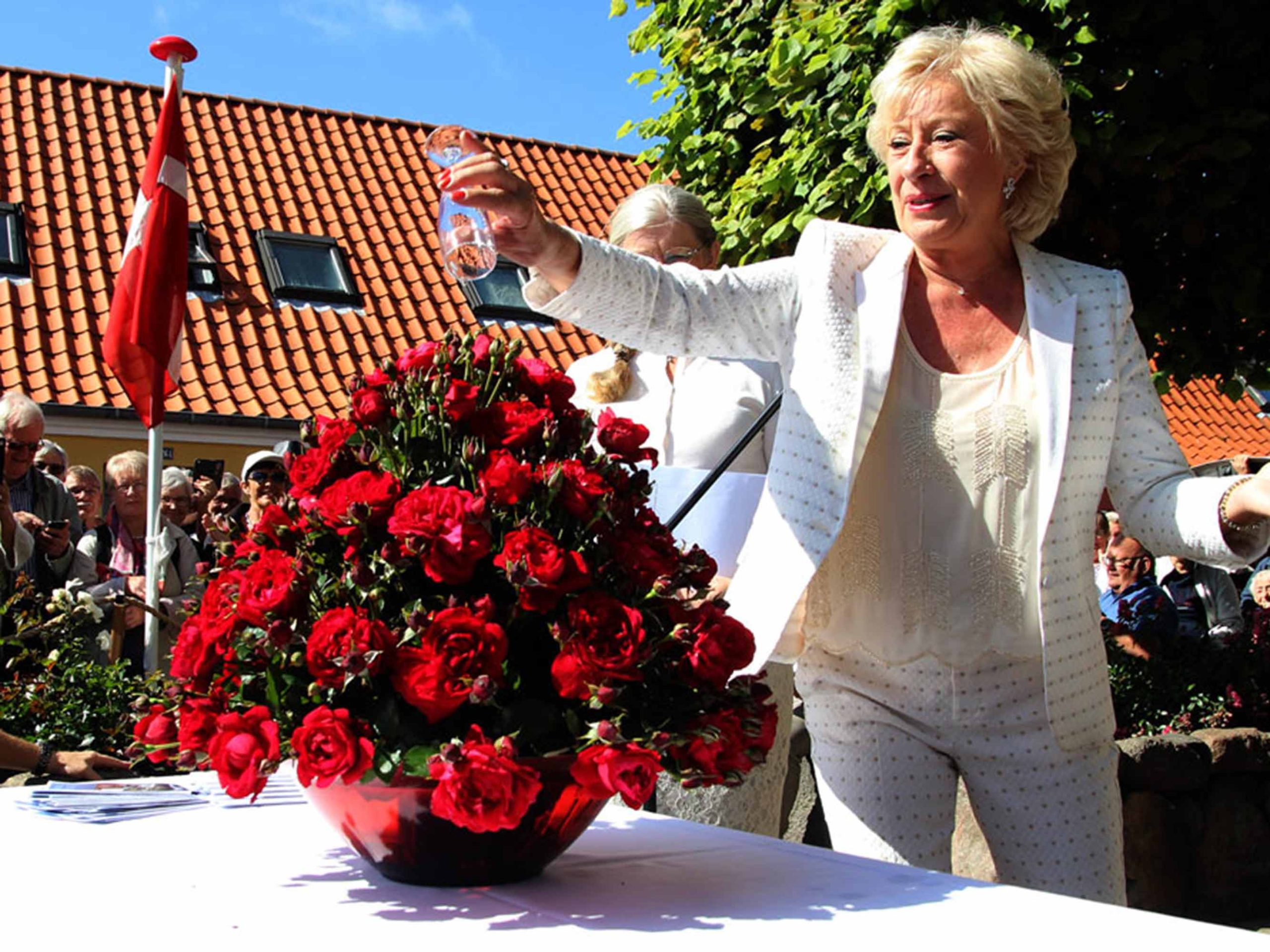 Birthe Kjær døber årets rose i champagne