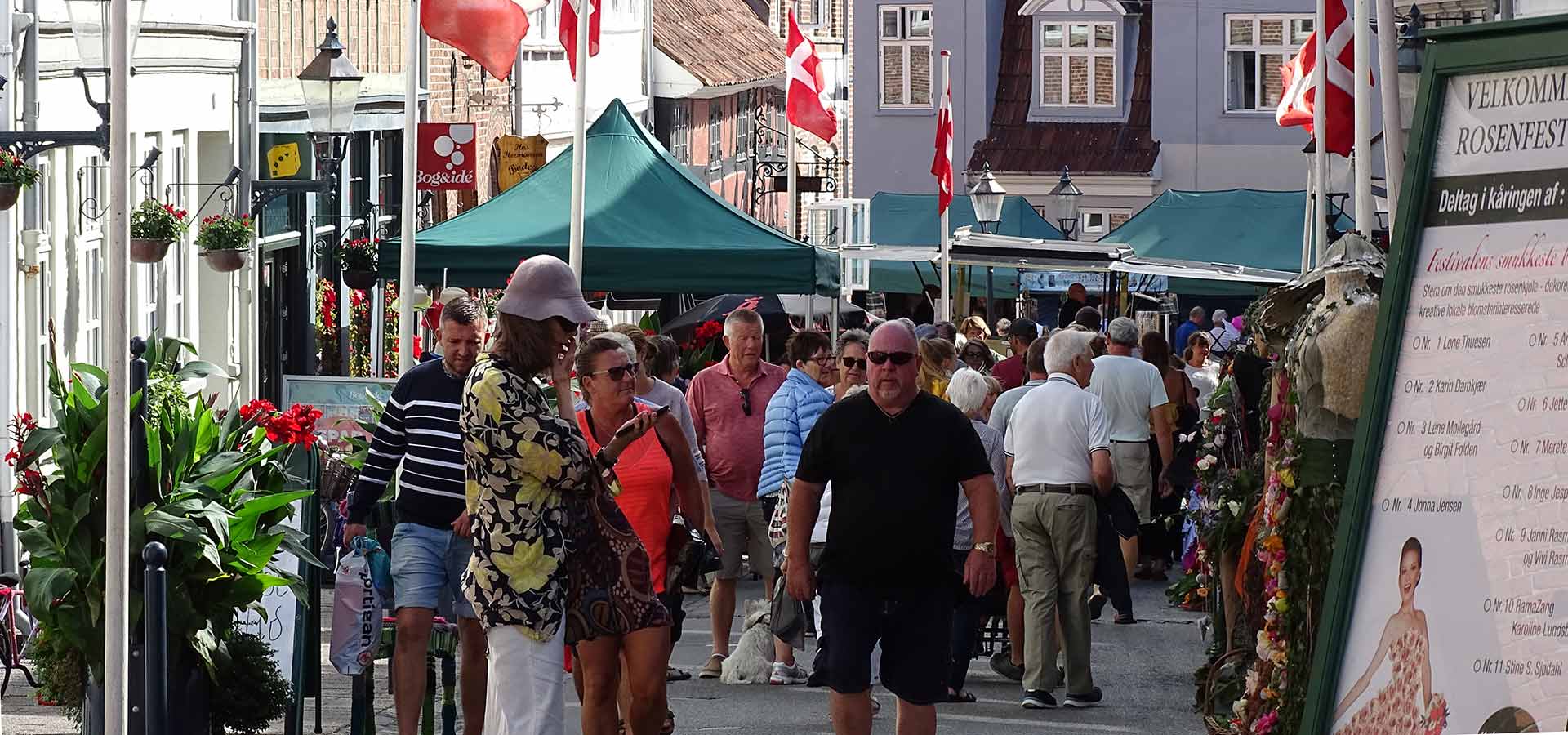 Boder og masser af gæster i byens gågade under Rosenfestival