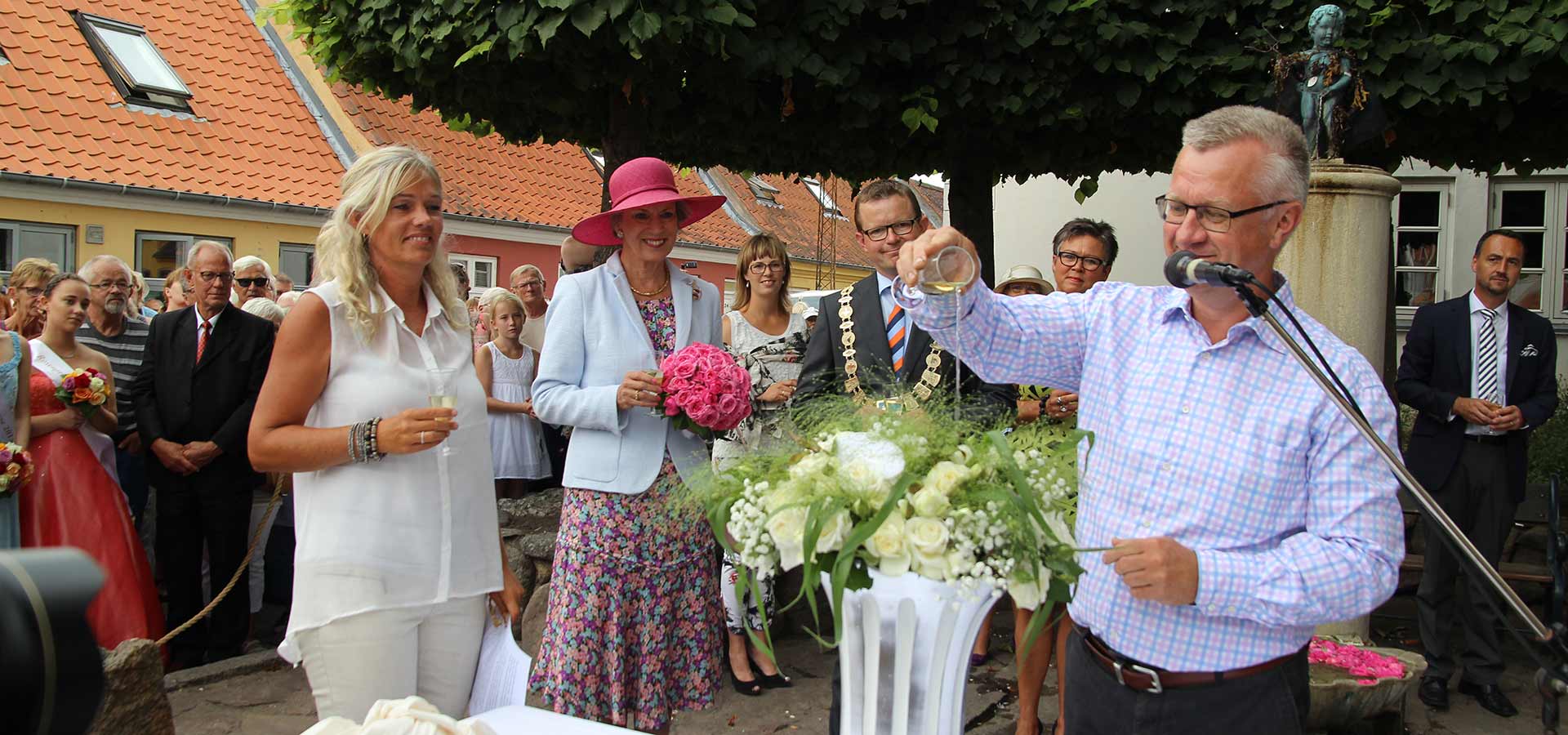 Claus Dalby og H.K.H. Prinsesse Benedikte døber en rose foran Mannekan Pis i Bogense