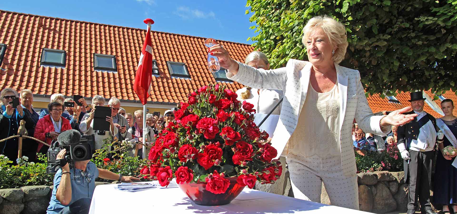 Birthe Kjær døber roserne i champagne til Rosenfestival sommeren 2017