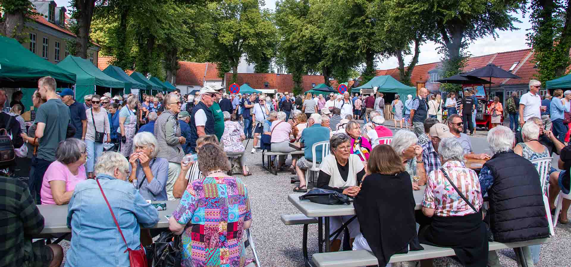 Boder og masser af mennesker på Torvet til Fødevaremarked på Rosenfestival