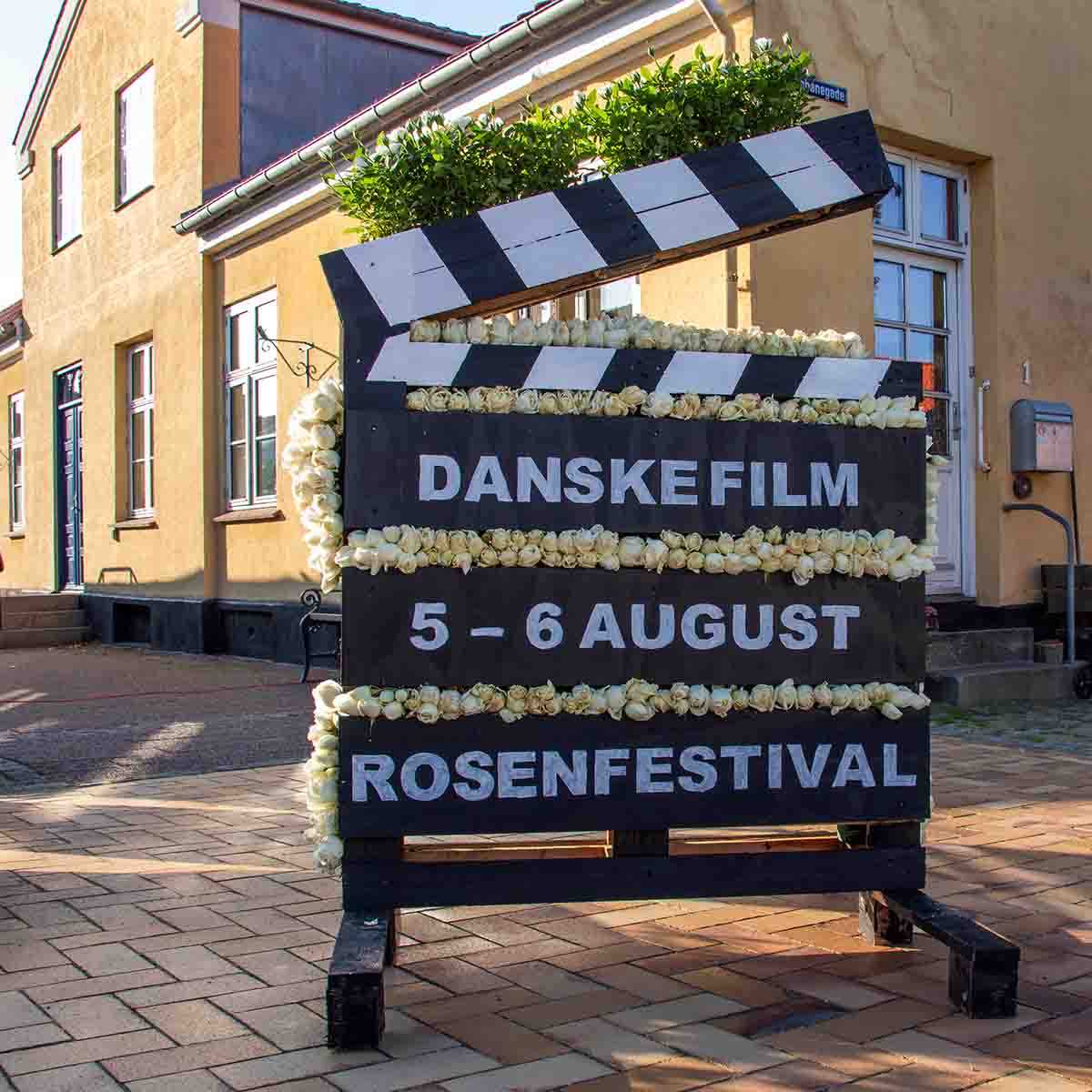 Danske film klaptræ dekoration med hvide roser