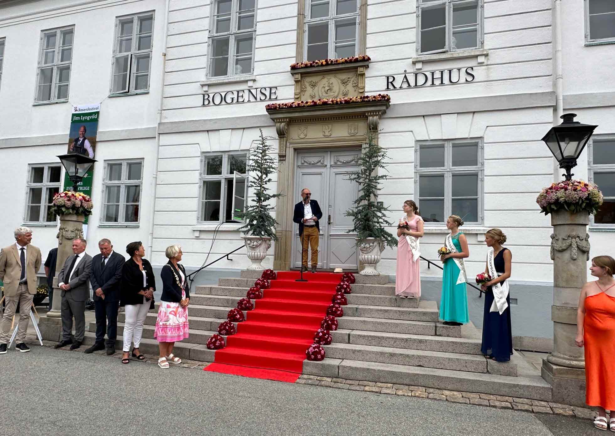 Kasper Wilton og de 3 rosenprinsesser byder velkommen til Rosenfestivalen 2023 på trappen foran Bogense Rådhus