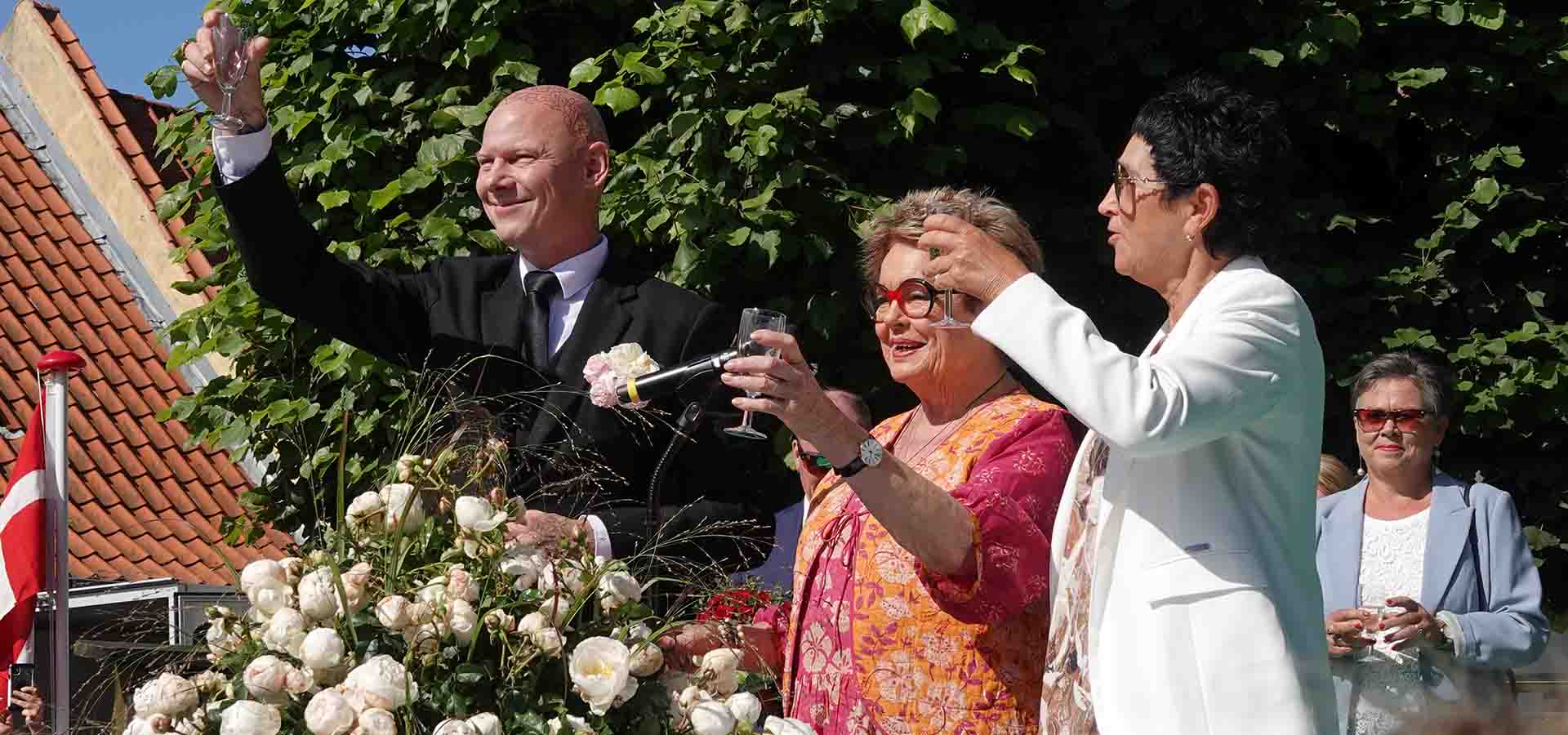 Ghita Nørby og Jim Lyngvild døber en rose Royal Viking ved Rosenfestival 2023